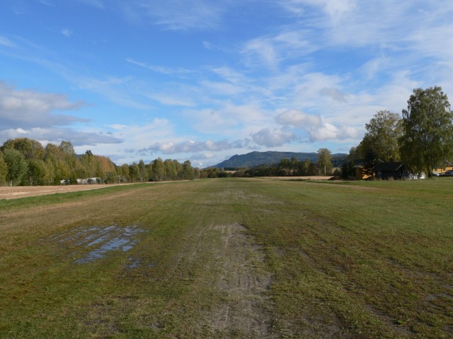 Slik ser det ut mot �st (bane 10). Fortsatt bl�tt etter kraftige regnbyger dagen f�r.