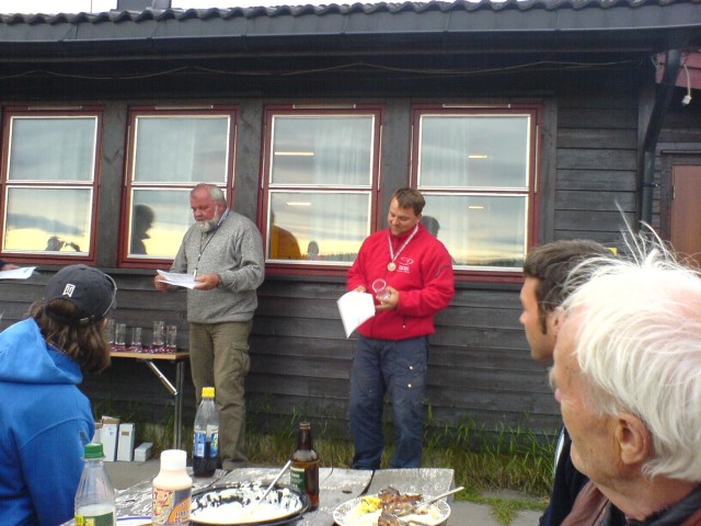 Mange ganger norgesmester Steinar �ksenholt mottar premie for 3. plass i std. klassen