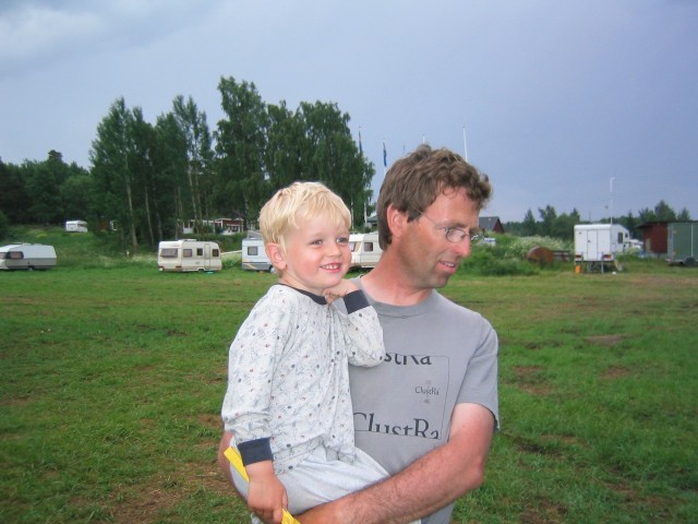 Godt at Pappa er p� bakken s� man har en arm � sitte p�.