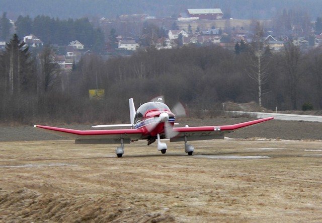 Jan Herbro setter LN-DFK pent ned p� en hard men sporete rullebane