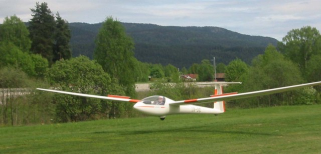 Jon Vedum lander p� Hokksund 26/5-2004