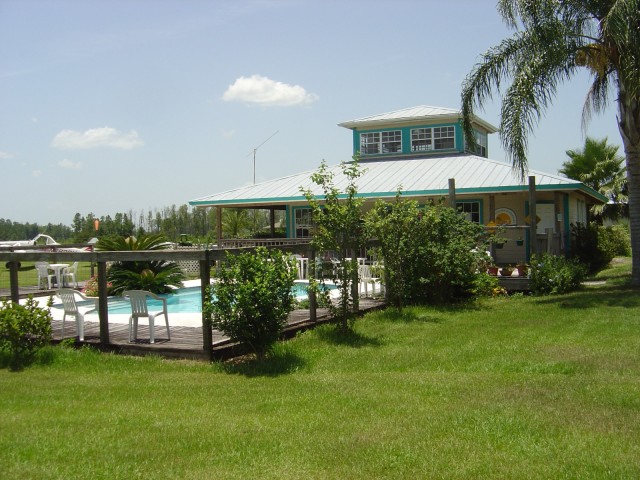 Admin-bygg med sv�mmebasseng og palmer