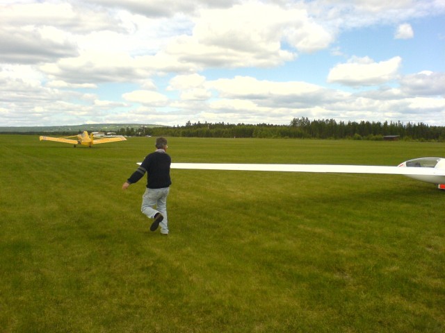 Hans Orth l�per med vingen til Ingar. Hans er fra Tyskland og er p� Starmoen for 14. �ret p� rad! Han har ogs� v�rt p� V�g�.