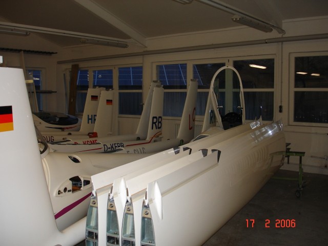 Fly stablet klare til � settes i henger.